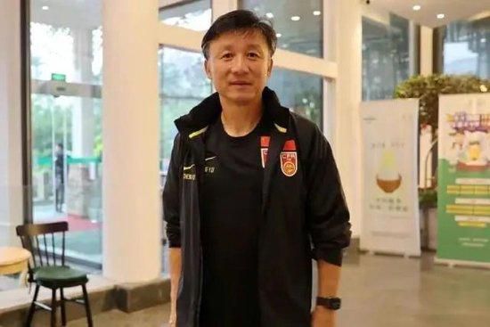 这些人登台之后，分别站在了教堂的东西南北四个方向。